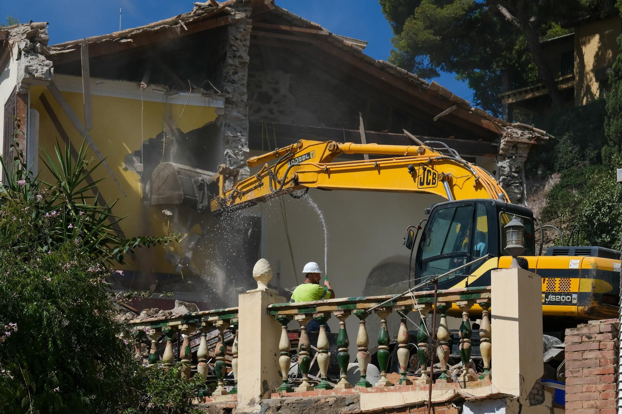 La demolición de Villa Atalaya, en imágenes