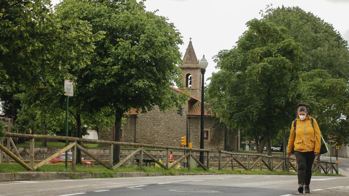 Tramo de la ruta en Roces delante de la iglesia de San Julián.