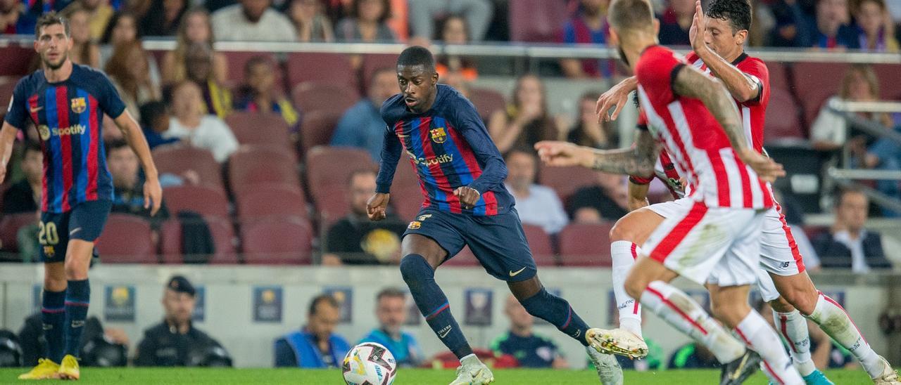 Dembélé inicia una jugada de ataque en el Barça-Athletic ante la mirada de Sergi Roberto.