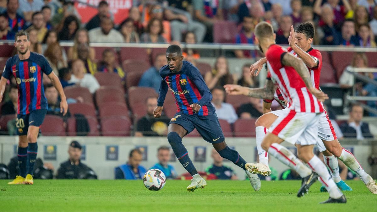 Dembélé inicia una jugada de ataque en el Barça-Athletic ante la mirada de Sergi Roberto.