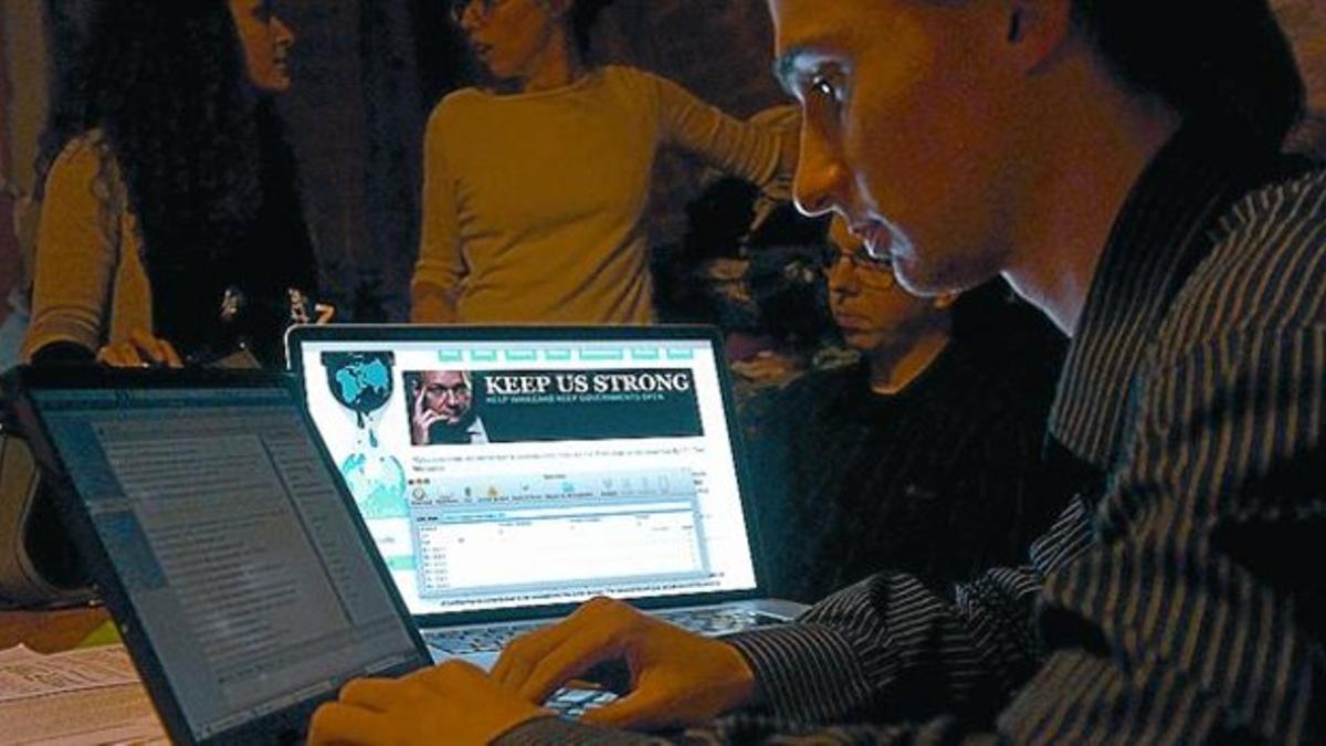 Un 'hacker' francés accede a la web de Wikileaks en un cibercafé de Lille, el pasado jueves.