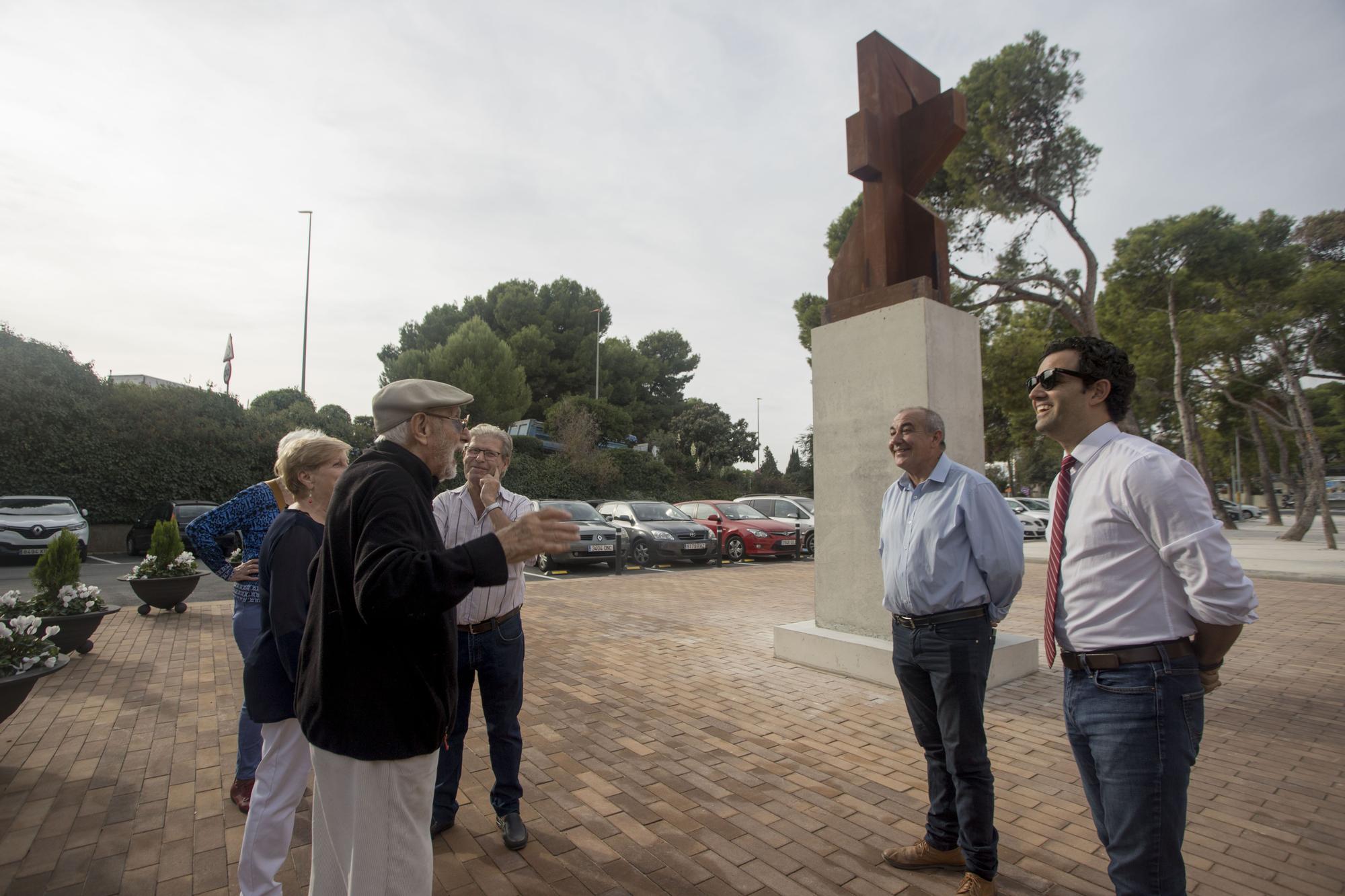 Paterna erige una escultura al enterrador que ayudó a identificar a cientos de fusilados por el franquismo, Leoncio Badía