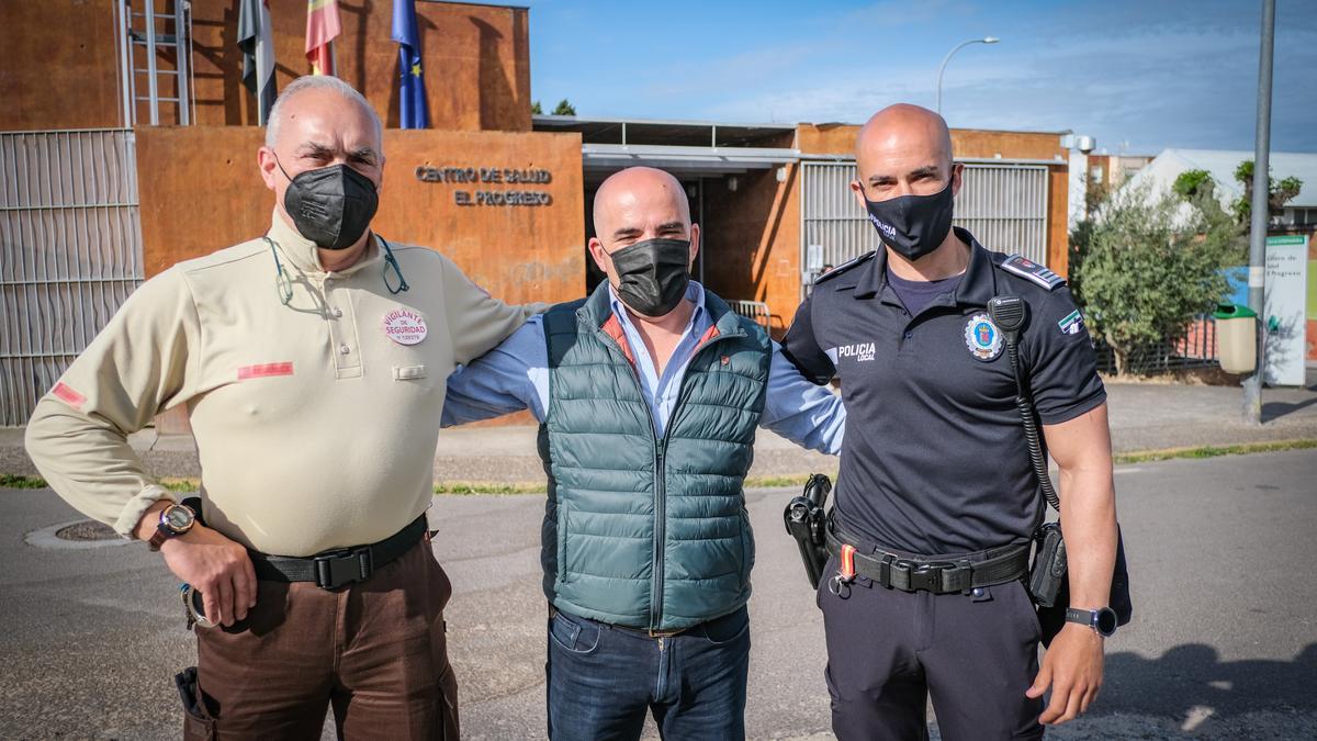 Tomás Mogío, Antonio Mesas y Miguel Ángel Sierra, ayer a las puertas del centro de salud de El Progreso.