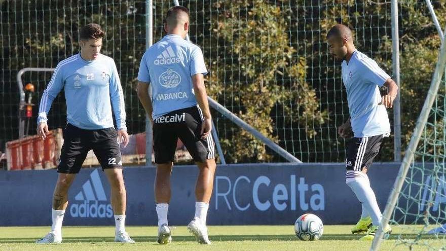 Rafinha Alcántara y Santi Mina, junto a un canterano, ayer, en A Madroa. // Alba Villar