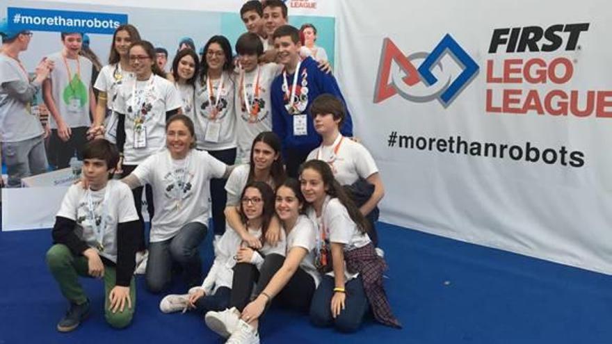 Les xiques i els xics del «Curiosity team» de Godella que han participat en la Lego League.