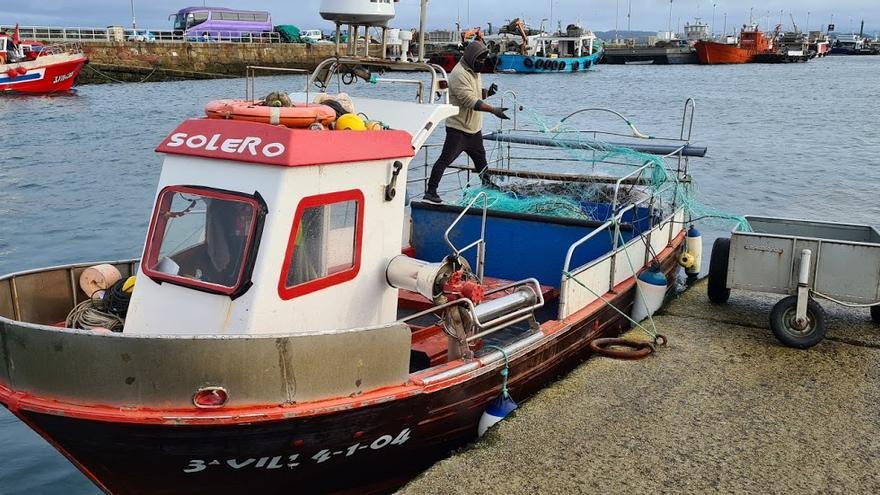 Un barco de bajura autorizado para el manejo de &quot;miños&quot;.