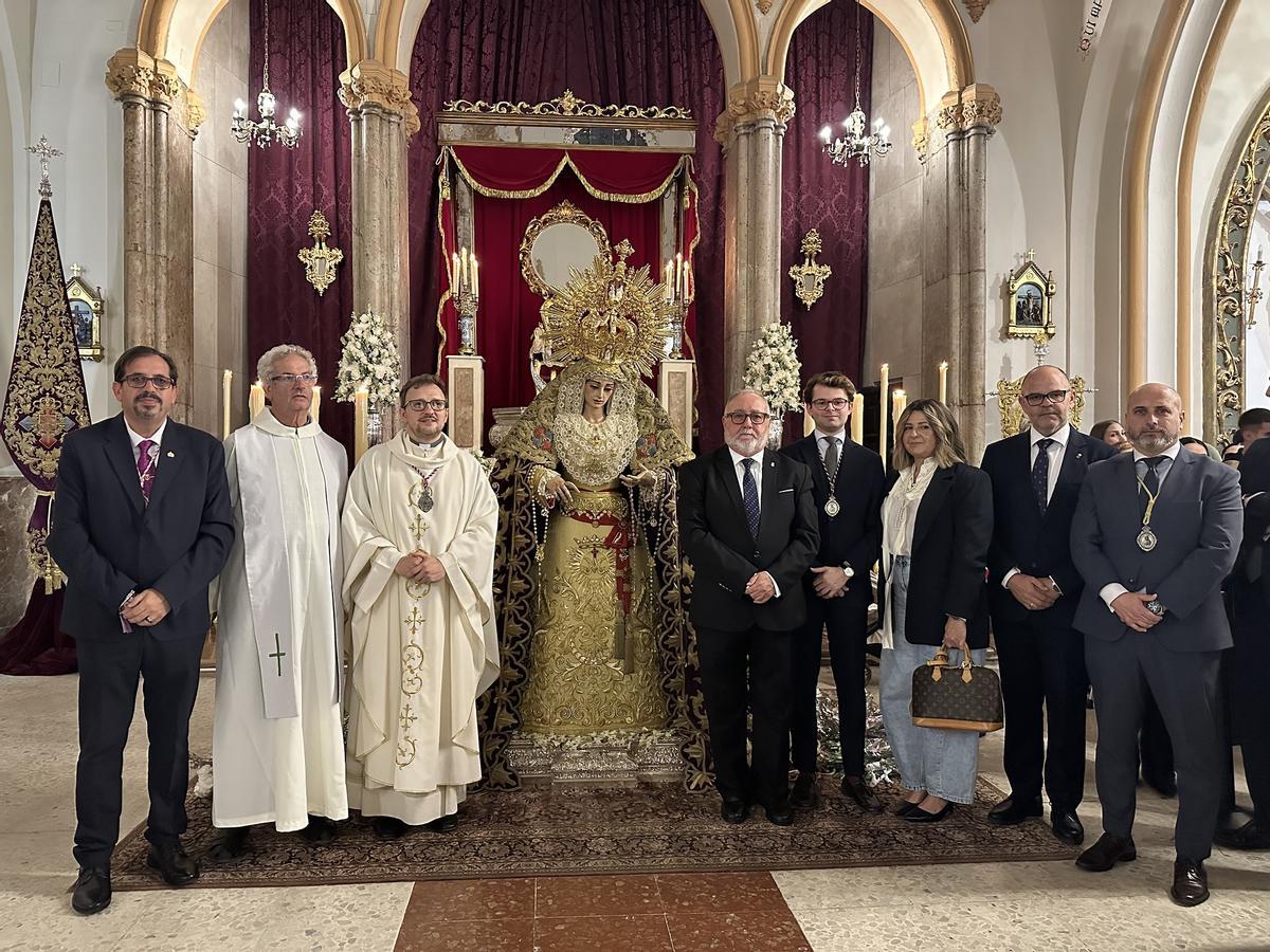 El alcalde de Alhaurín de la Torre, Joaquín Villanova, junto al bordador Miguel Pacheco Pérez y la Virgen de la Trinidad Coronada.
