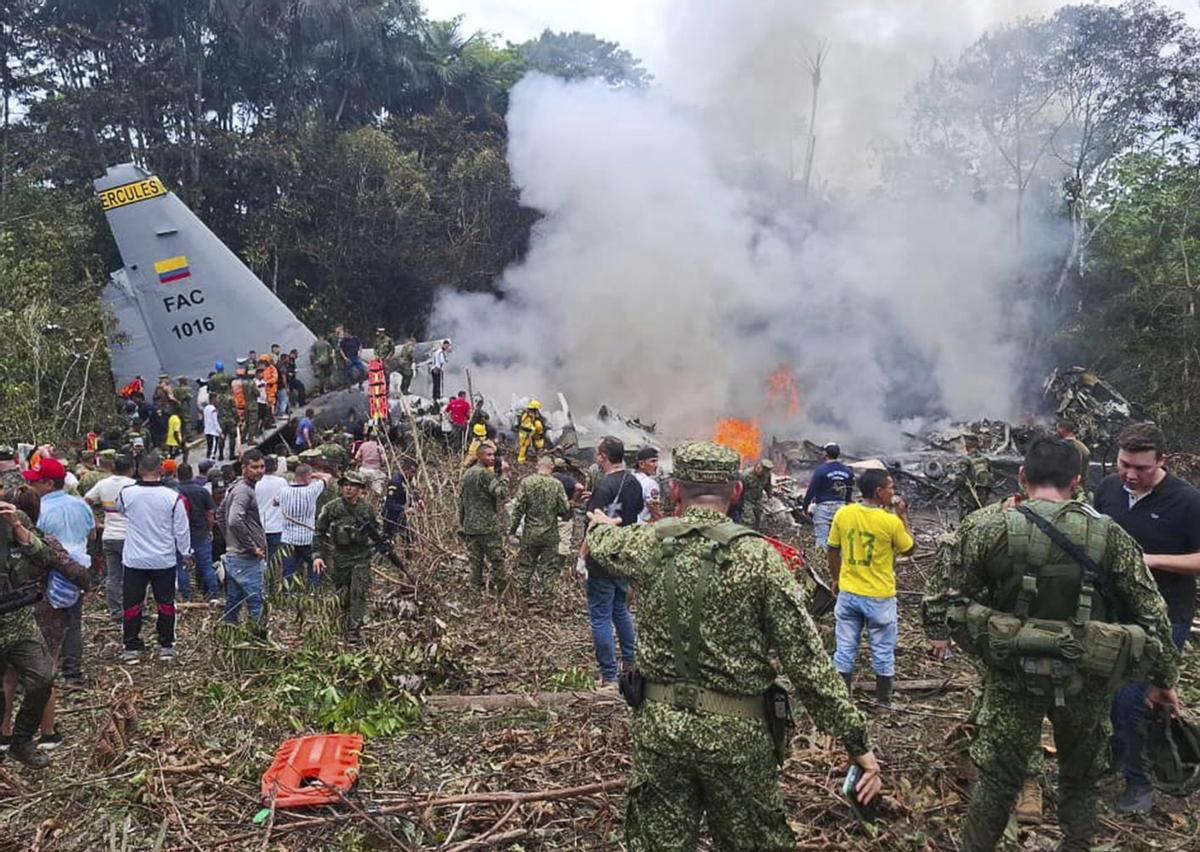 Almenys vuit morts i 77 ferits a l’estavellar-se un avió militar a Colòmbia