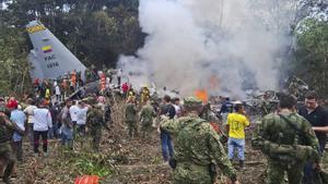 Almenys vuit morts i 77 ferits a l’estavellar-se un avió militar a Colòmbia