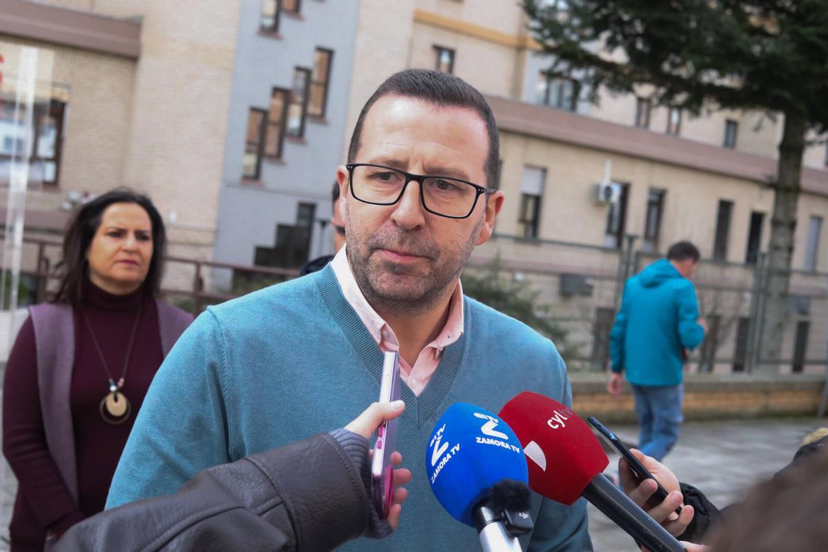La candidatura socialista atiende a los medios para hablar sobre residencias y cuidados.