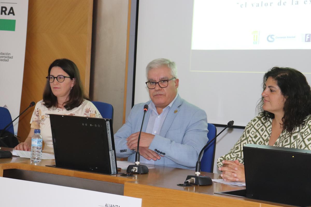 Alicia P. González, vicerrectora de Estutdiantes, Empleo y Movilidad de la UEx; Pedro M. Salguero, rector de la UEx; y Pilar Izquierdo, Secretaria Gerente del Consejo Social de la UEX.