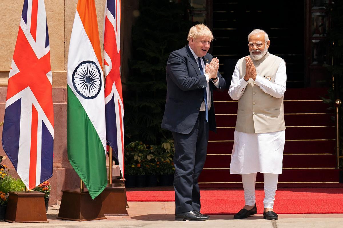 El primer ministro británico, Boris Johnson y su homólogo indio, Narendra Modi, saludan antes de su reunión en Hyderabad House en Nueva Delhi el 22 de abril de 2020.