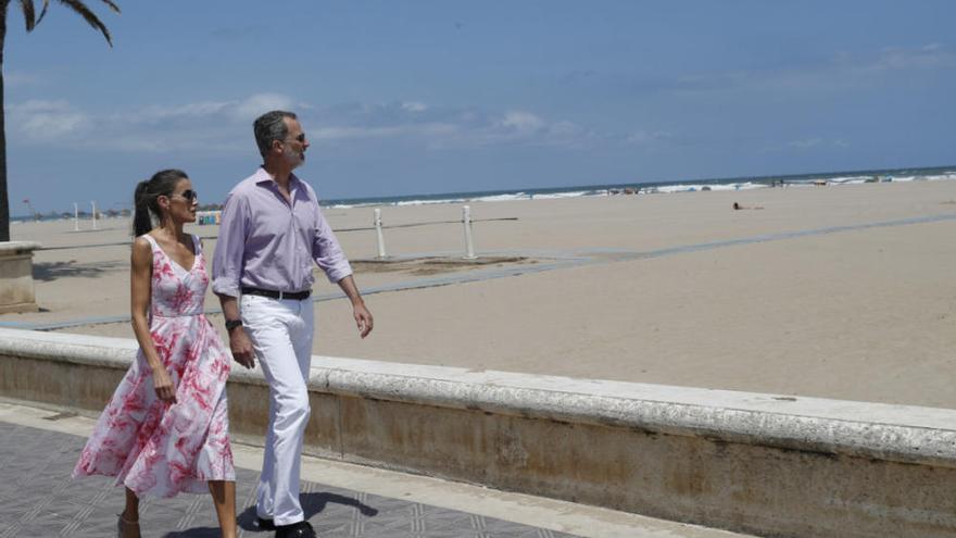 Letizia y Felipe en Valencia: los reyes pasean por la playa de Las Arenas