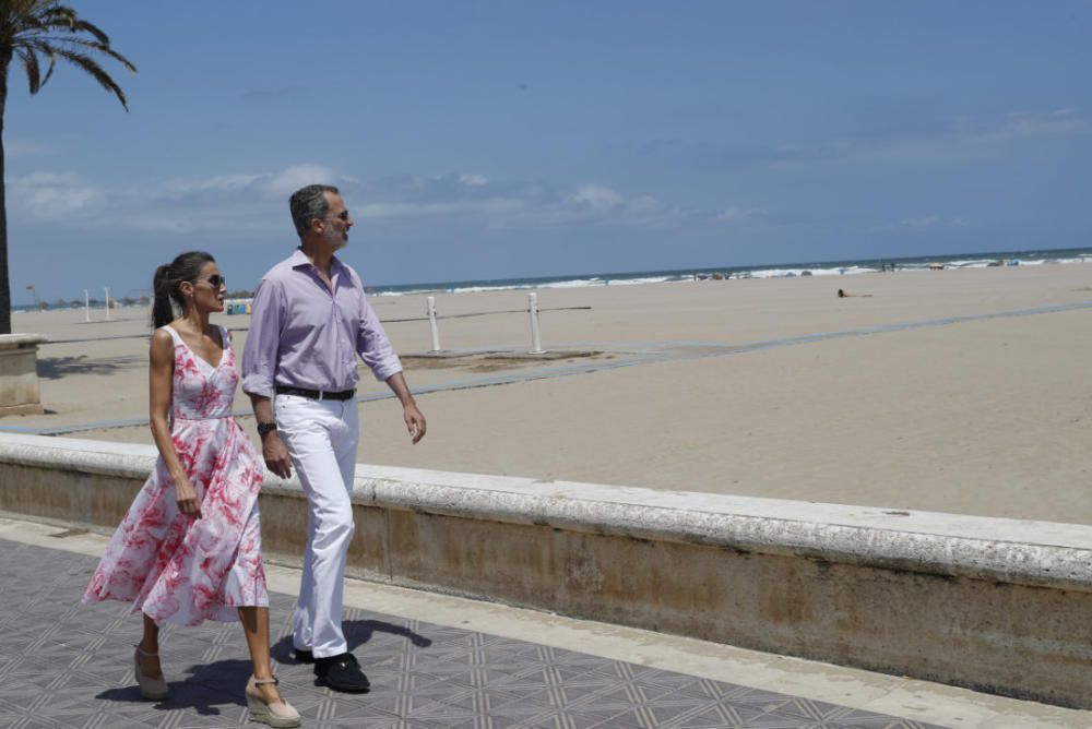 Letizia y Felipe en Valencia: los reyes pasean por la playa de Las Arenas