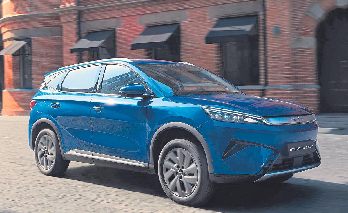 En el exterior incorpora paragolpes rediseñados, nuevas llantas de aleación de 18”, faldones laterales más estilizados y un alerón trasero de aspecto más deportivo.