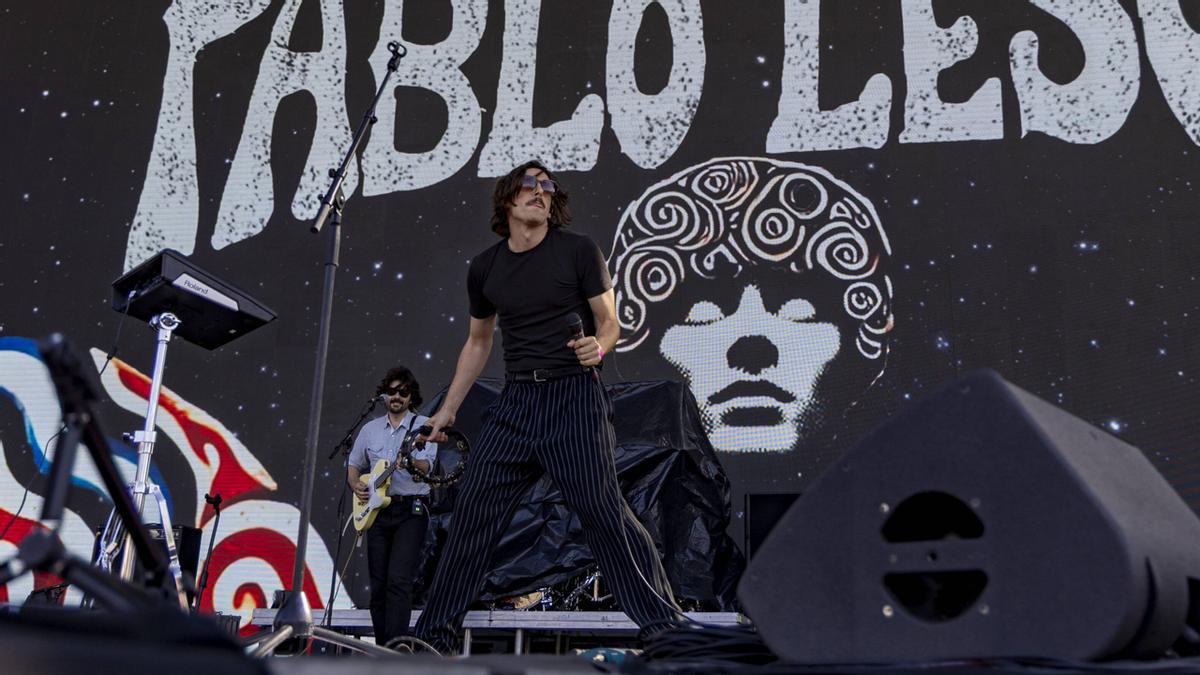 El cantante, Pablo Lesuit, en el monte do Gozo.