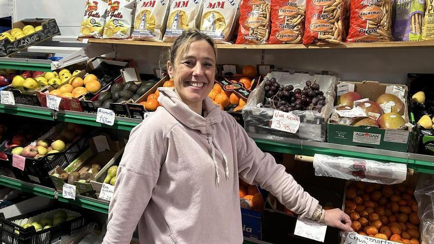 "He notado que los jóvenes en Cáceres compran más verduras y cada vez consumen menos comida precocinada", afirma Carolina Fuentes, frutera