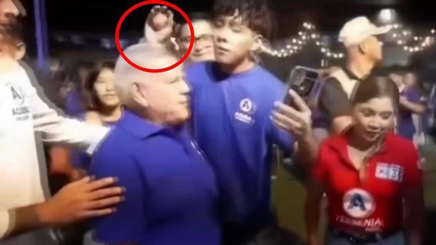 Un joven le rompe un huevo en la cabeza a candidato presidencial en Perú