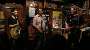 Quimi Portet serveix ’Macarrons’ a L’Oncle Jack de l’Hospitalet en la primera sessió del Curtcircuit, el 13 d’abril.