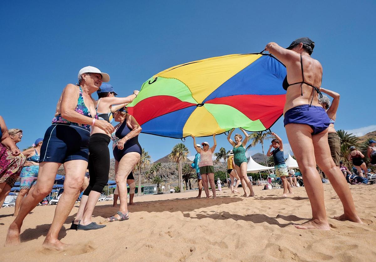 Olimpiadas Playeras en la playa de Las Teresitas por el Día de Los Abuelos y Abuelas Olimpiadas Playeras en la playa de Las Teresitas por el Día de Los Abuelos y Abuelas