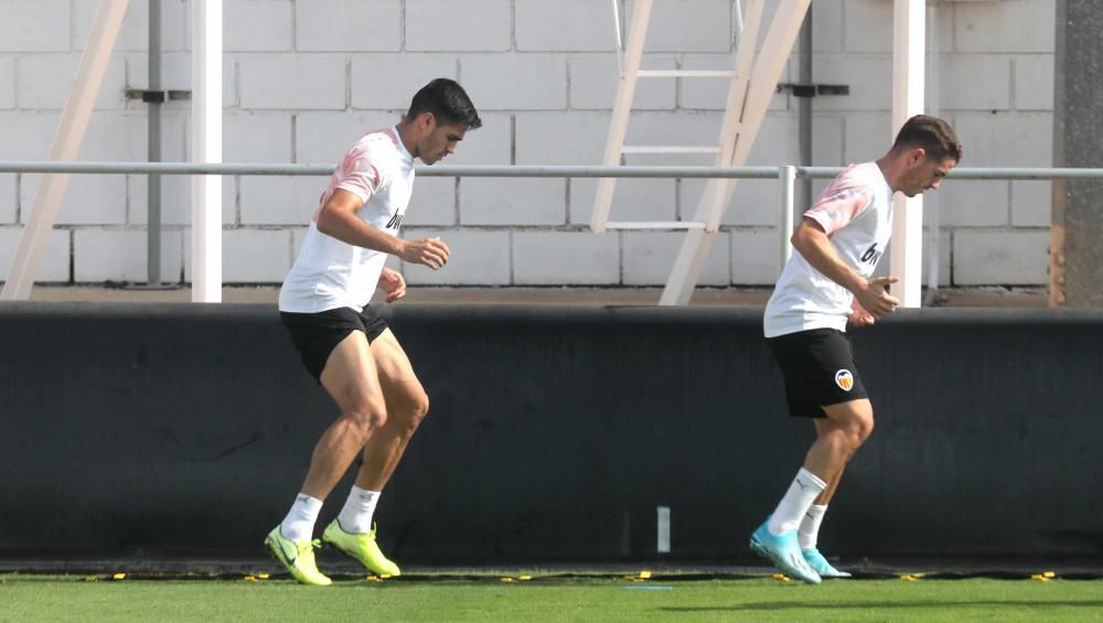 Anil Murthy, atento al entrenamiento del Valencia