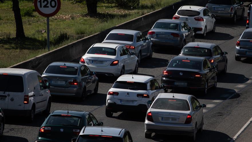 Atasco en la autovía A5, en el inicio del Puente del Pilar