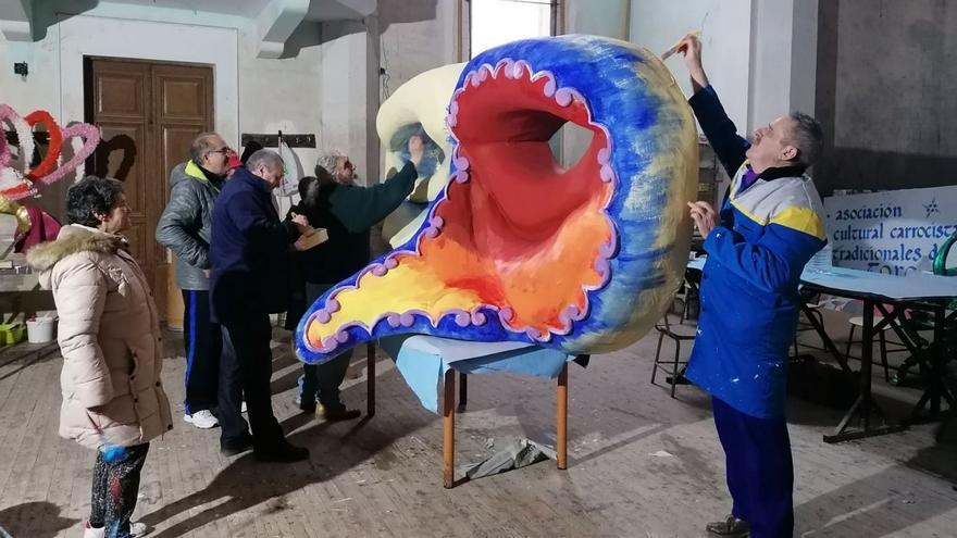 Socios trabajan en la decoración de una máscara para una edición pasada del carnaval. | M. J. C.