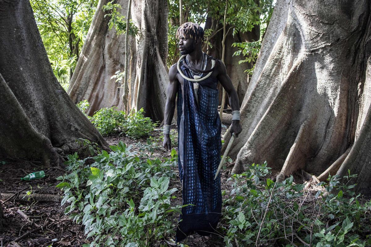 Jóvenes, vestidos con sus trajes tradicionales, asisten a una ceremonia que marca el final del proceso de iniciación anual para hombres jóvenes en Kabrousse, Senegal.