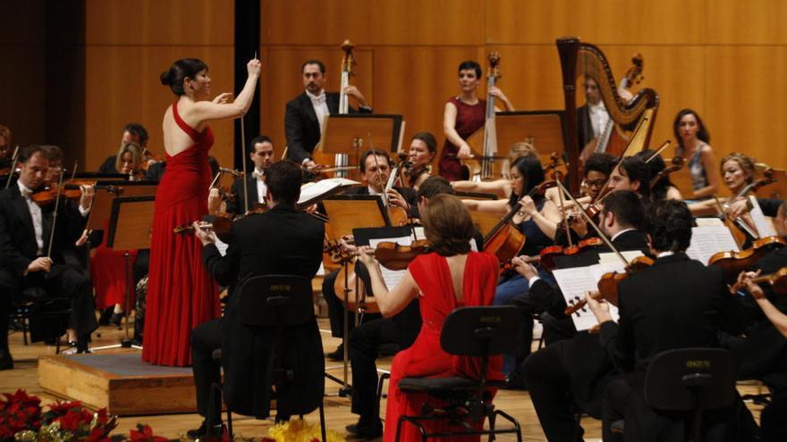 Martínez (i), directora de la Orquesta, en plena actuación.