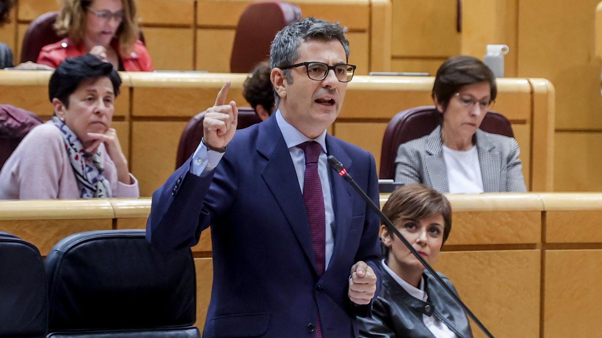 El ministro de la Presidencia, Relaciones con las Cortes y Memoria Democrática, Félix Bolaños, en una sesión de control al Gobierno, en el Senado, a 15 de noviembre de 2022, en Madrid (España).
