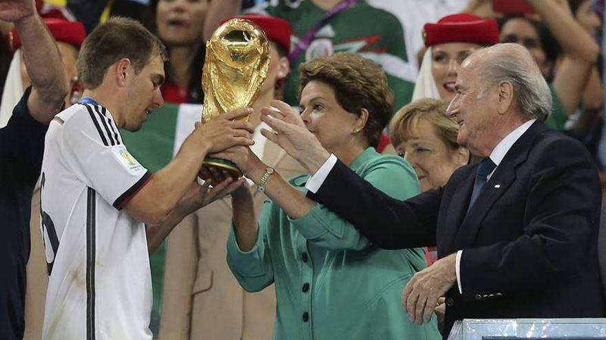 Lahm recogió el trofeo entre alegría alemana y los silbidos a Rousseff y Blatter