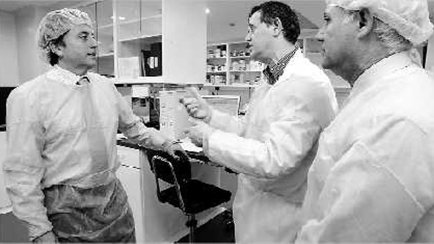 Manuel Cervera

 recorrió ayer las dependencias de la sala blanca del servicio de farmacia del hospital