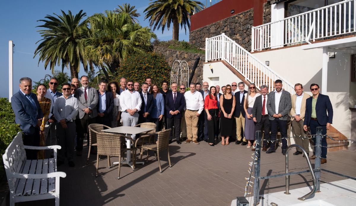 Fotografía de familia del encuentro celebrado en Tenerife