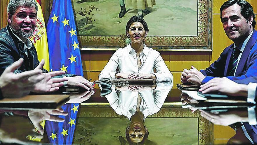 Unai Sordo, la ministra Yolanda Díaz y Antonio Garamendi.