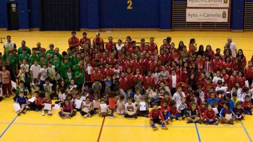 Foto de familia de las escuelas deportivas de carreño.