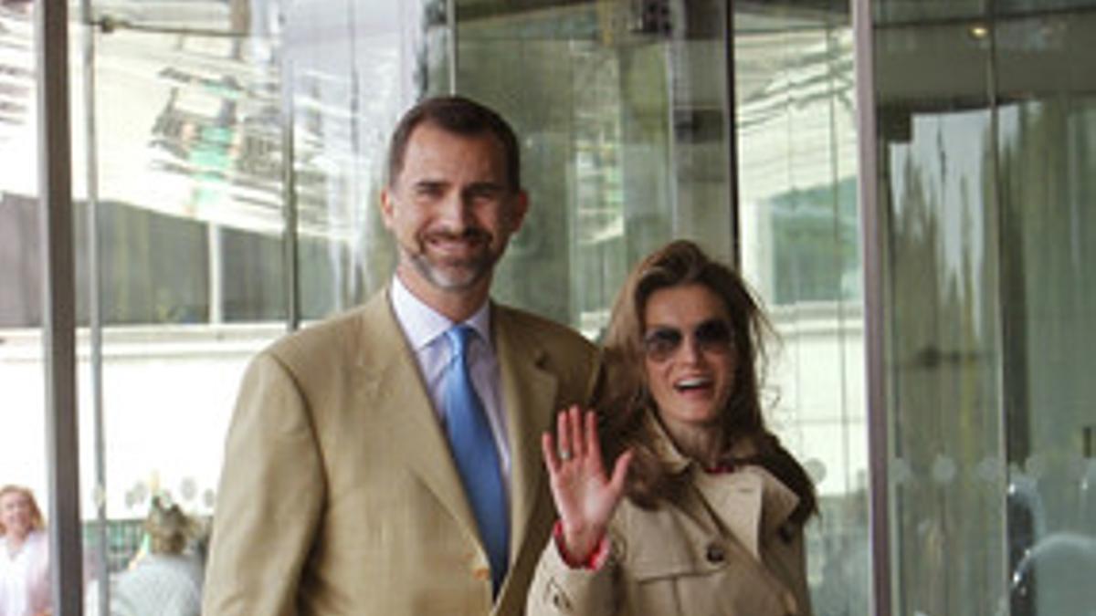 Los Príncipes de Asturias saludan a su llegada al hotel en el que se hospedarán en Londres.