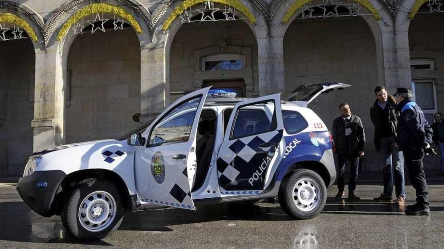 Imagen del nuevo vehículo entregado, ayer, a esta unidad policial. // Bernabé/Javier Lalín