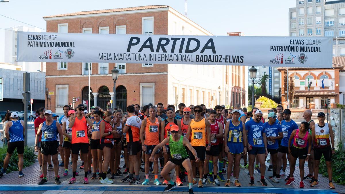Salida de la media maratón Badajoz-Elvas 2022.