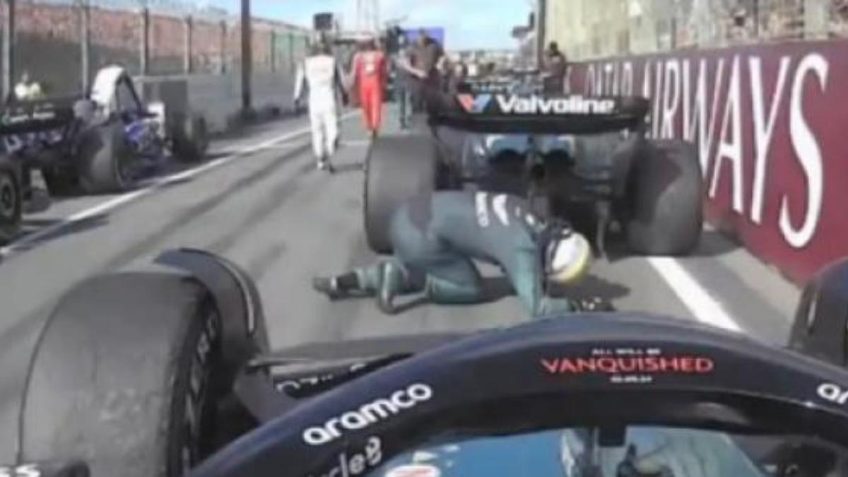 Alonso, inspeccionando el McLaren en Zandvoort