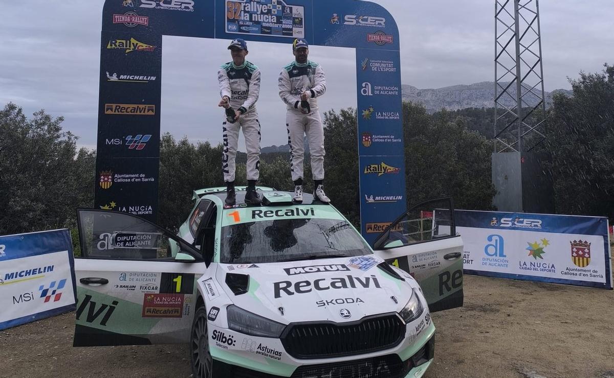 «Cohete» Suárez y Alberto Iglesias celebran el triunfo en el rally de La Nucía. | CHEMA G. BEOVIDEZ
