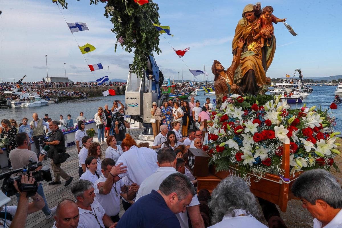 Llegada de la venerada Virgen del Carmen al puerto de O Grove