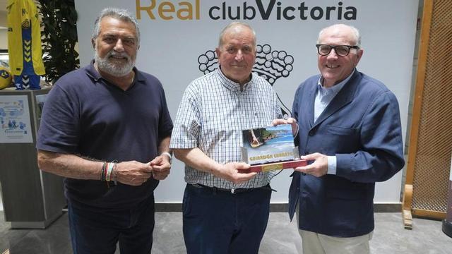 Por la izquierda, Juan Jesús Ortega, presidente del Club Victoria; Javier Parajón, del Coro Errante, y Fernando Canellada, durante la entrega del premio.    | LNE