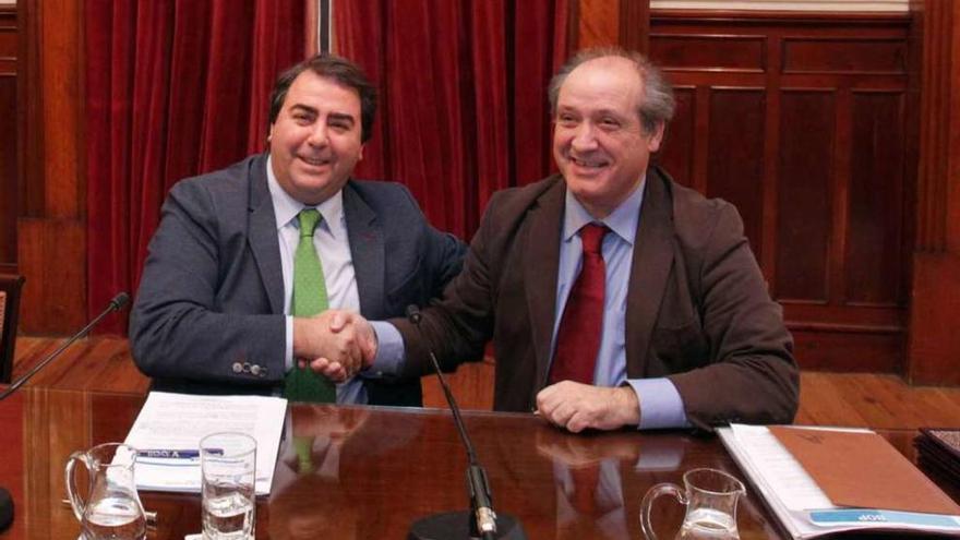 Carlos Negreira (izquierda) y José García Liñares, en la firma del convenio.