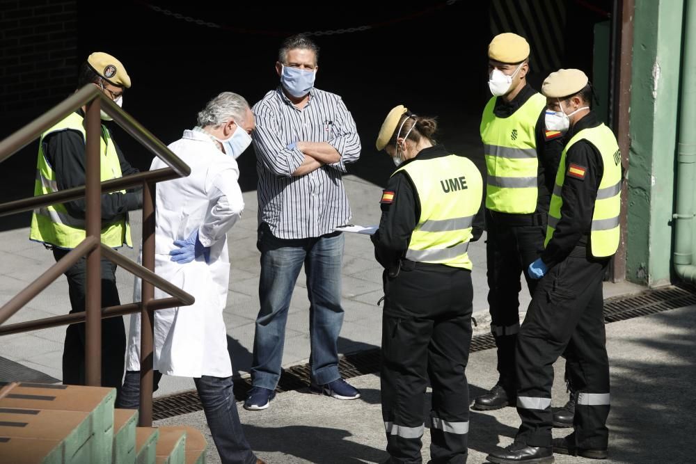 La UME desinfecta el centro de mayores de Jovellanos