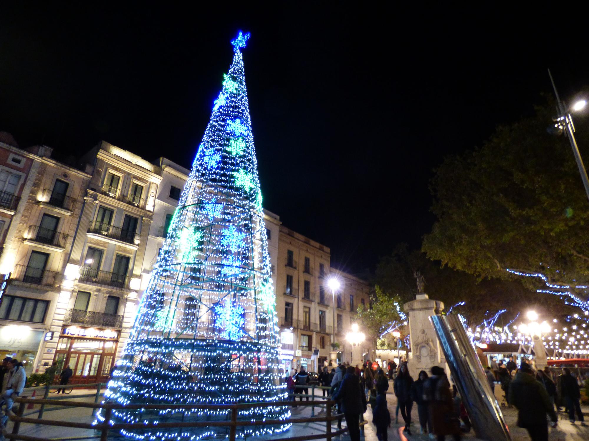 La màgia de Nadal s'encén a Figueres amb les llums dalinianes