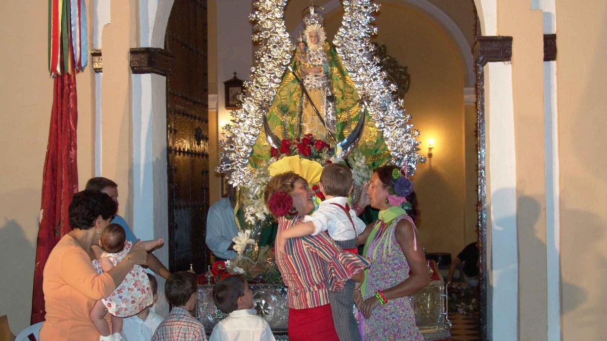 Ofrenda floral a la Virgen de la Estrella, días antes de su celebración.