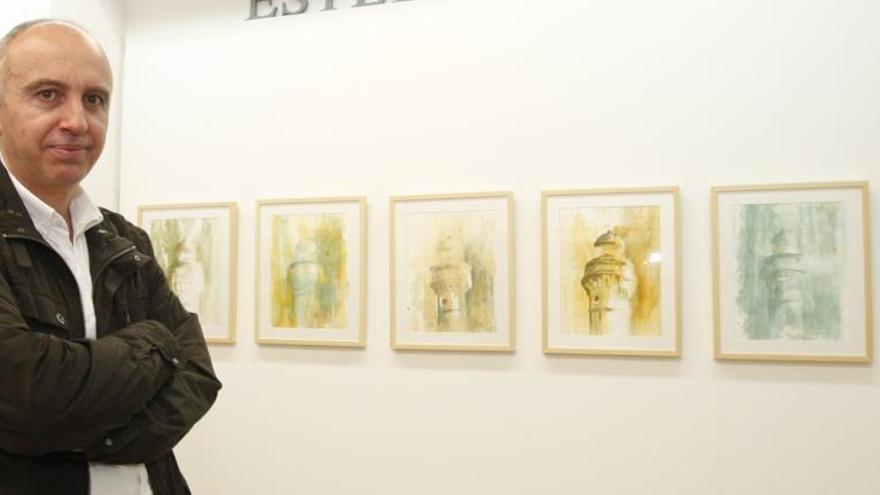 Esteban Bernal, ante las obras que expone hasta el día 30 en la galería Chys de Murcia.