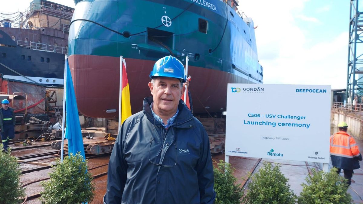 Álvaro Platero, presidente de Gondán, ante el barco construido para Noruega, en Figueras (Castropol).