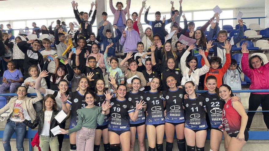 Las jugadoras del San Martiño, arropadas por parte de su afición. |  // FDV