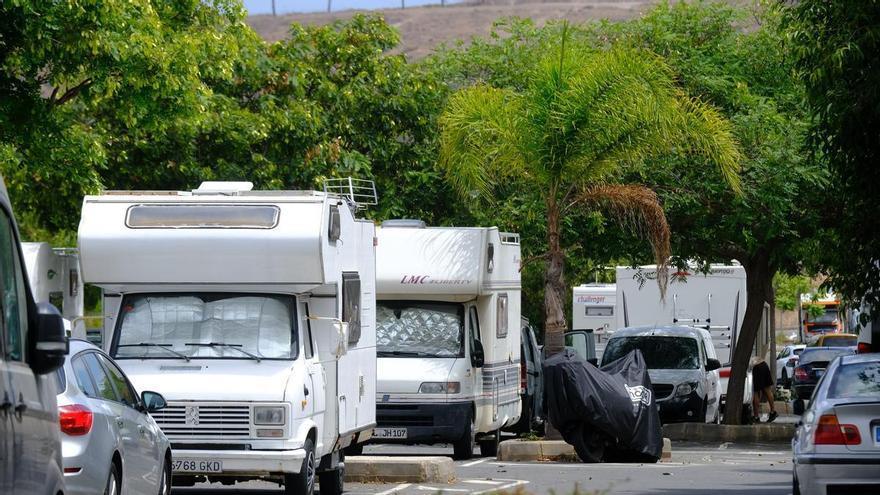 "Aparcar no es acampar": las autocaravanas buscan sitio en Las Palmas de Gran Canaria